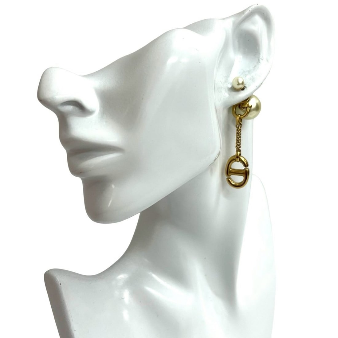 Christian Dior CD motif GP faux pearl earrings, gold, 22734: --- Catalog ---Category: SizeSize (HxWxD): 65.00mm x 10.00mm / 2.56'' x 0.39''Category: DesignType: Stud earringsColor: GoldGender: WomenMaterial: Gold platingCategory: GeneralBrand: Christian Dior---