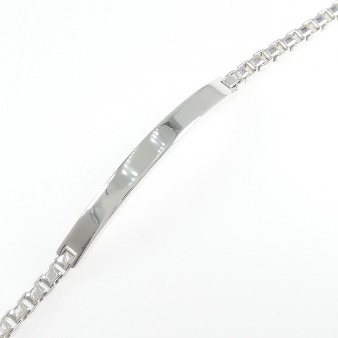 Tiffany Venetian Link I.D. Bracelet: --- Catalog ---Category: SizeTotal Length: 19cm / 7.48''Category: DesignType: Identification braceletColor: SilverGender: WomenMaterial: Silver 925Category: GeneralBrand: Tiffany--- Item List ---Secti