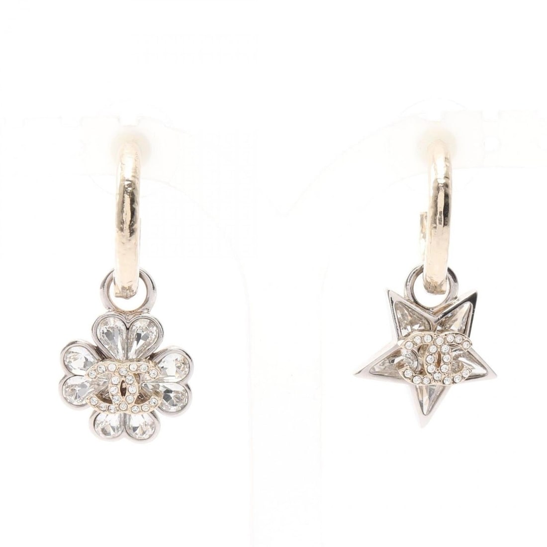 CHANEL Coco Mark Clover Star Earrings in Gold-Plated Stainless Steel with Rhinestones, Available: --- Catalog ---Category: SizeSize (HxWxD): 35.00mm x 15.00mm / 1.38'' x 0.59''Category: DesignType: Stud earringsColor: Clear, Gold, SilverGender: WomenMaterial: Gold plating, Rhinestone, Stainless