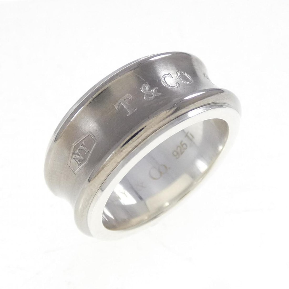 Tiffany 1837 Galaxy Gray Titanium Ring: --- Catalog ---Category: SizeJP Size: 8.5US Size: 4.5Category: DesignType: Band ringGender: WomenMaterial: Silver 925, TitaniumCategory: GeneralBrand: Tiffany--- Item List ---Section: ConditionRanking