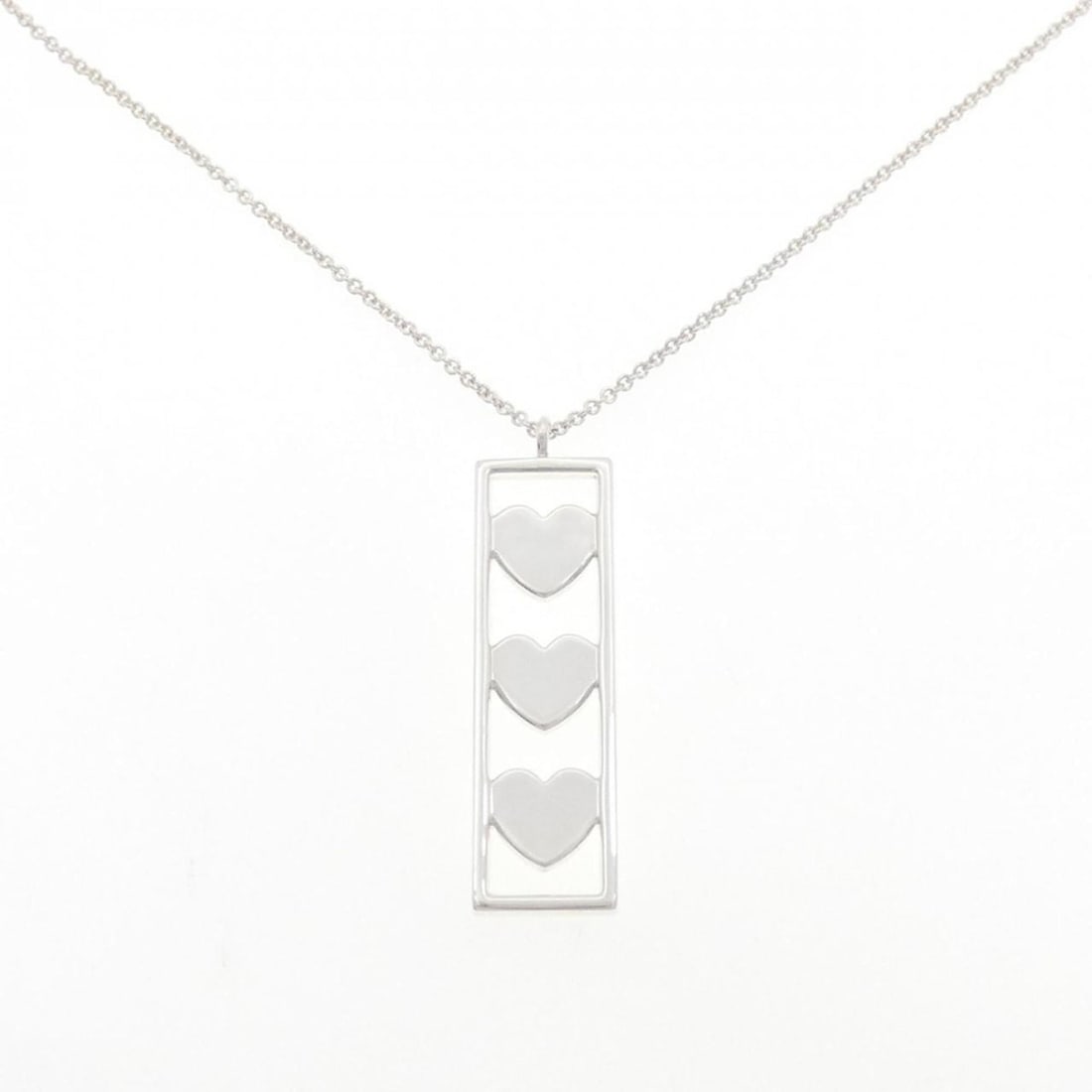 Tiffany heart band necklace: --- Catalog ---Category: SizeWidth: 1.5mm / 0.06''Weight: 9.5g / 0.33oz.Pendant Size: 46.2mm x 12.8mm / 1.81'' x 0.5''Neck Circumference: 41 cm / 16.14''Category: DesignGender: WomenMaterial: Silver