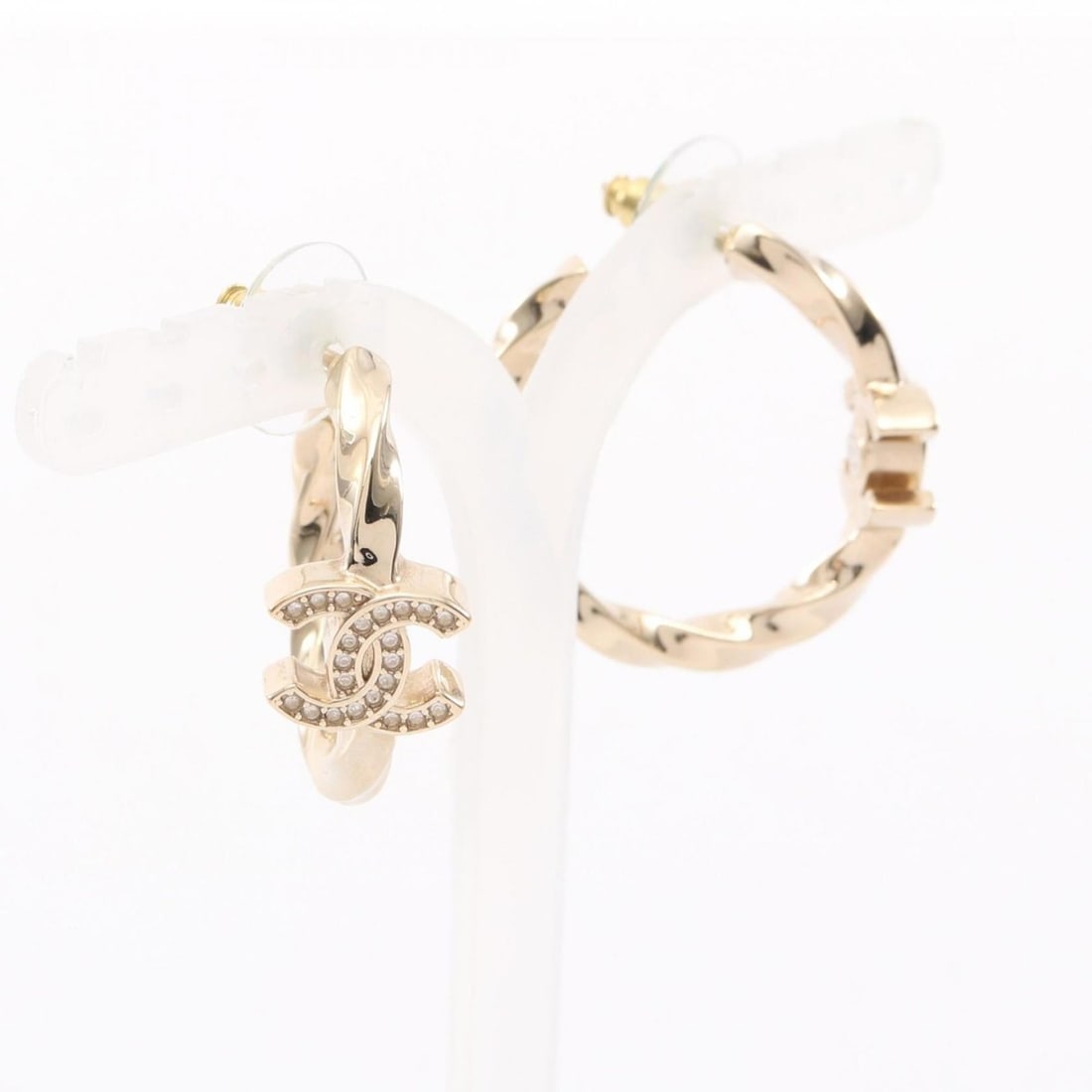 CHANEL Coco Mark Hoop Earrings with Gold-Plated Rhinestones for Women: --- Catalog ---Category: SizeSize (HxWxD): 30.00mm x 11.00mm / 1.18'' x 0.43''Category: DesignType: Hoop earringsColor: GoldGender: WomenMaterial: Gold plating, RhinestoneCategory: GeneralBrand: