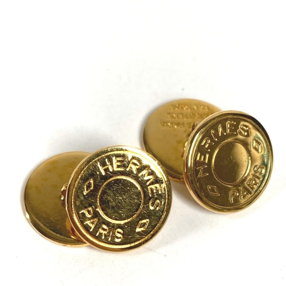 HERMES Serie logo accessories jewelry cufflinks metal men's women's gold: --- Catalog ---Category: DesignType: CufflinksColor: GoldGender: Men,WomenMaterial: MetalCategory: GeneralBrand: Hermes--- Item List ---Section: ConditionRanking: Rank A Used - A few traces of usage,