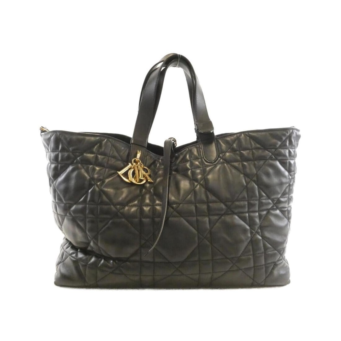 Christian Dior Toujours Large M2820OSHJ Handbag: --- Catalog ---Category: SizeSize (HxWxD): 27cm x 37cm x 19cm / 10.62'' x 14.56'' x 7.48''Category: DesignType: HandbagColor: BlackGender: WomenMaterial: Leather Leather/Fur Type: CalfskinCategory: