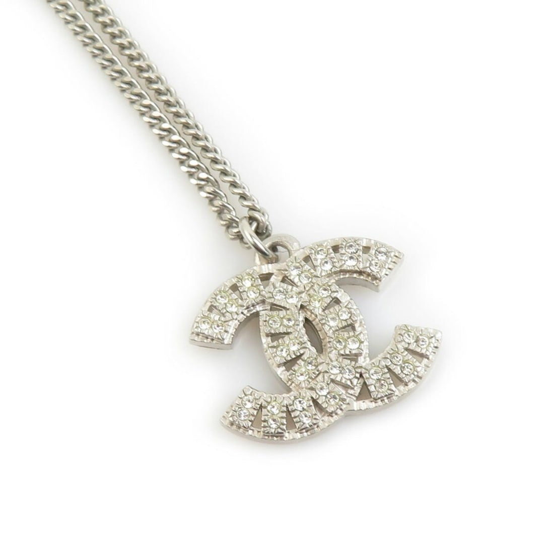 CHANEL Coco Mark Metal/Rhinestone Silver Necklace for Women e61490i: --- Catalog ---Category: SizePendant Size: 15mm x 20mm / 0.59'' x 0.78''Neck Circumference: 60 cm / 23.62''Category: DesignColor: SilverGender: WomenMaterial: Metal, RhinestoneNecklace Type: NecklaceC