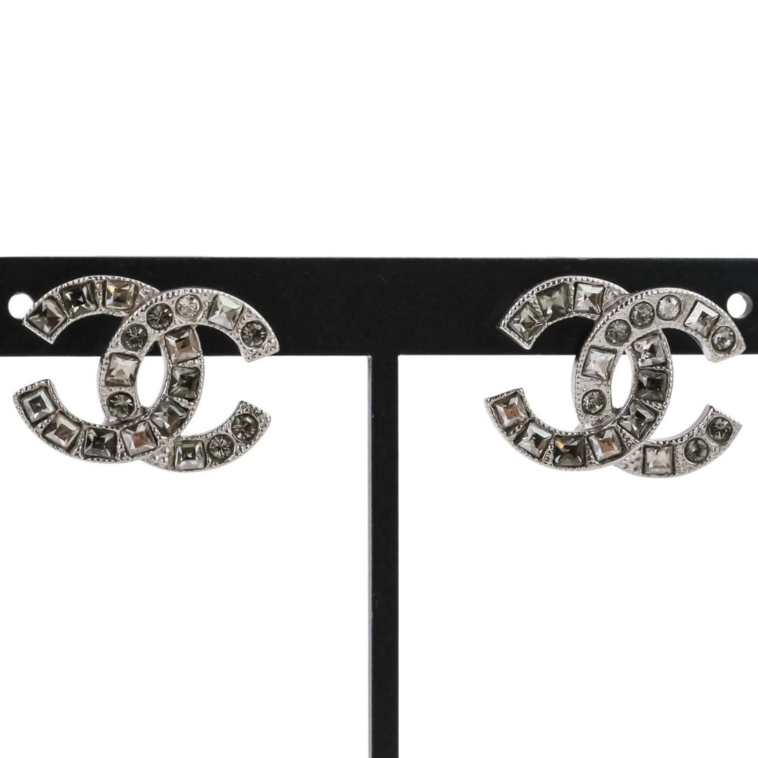 F17V CHANEL Rhinestone Coco Mark Earrings, Silver, Women's: --- Catalog ---Category: SizeSize (HxWxD): 14.00mm x 18.00mm / 0.55'' x 0.71''Category: DesignType: Stud earringsColor: SilverGender: WomenCategory: GeneralBrand: Chanel--- Item List ---Section: Condi