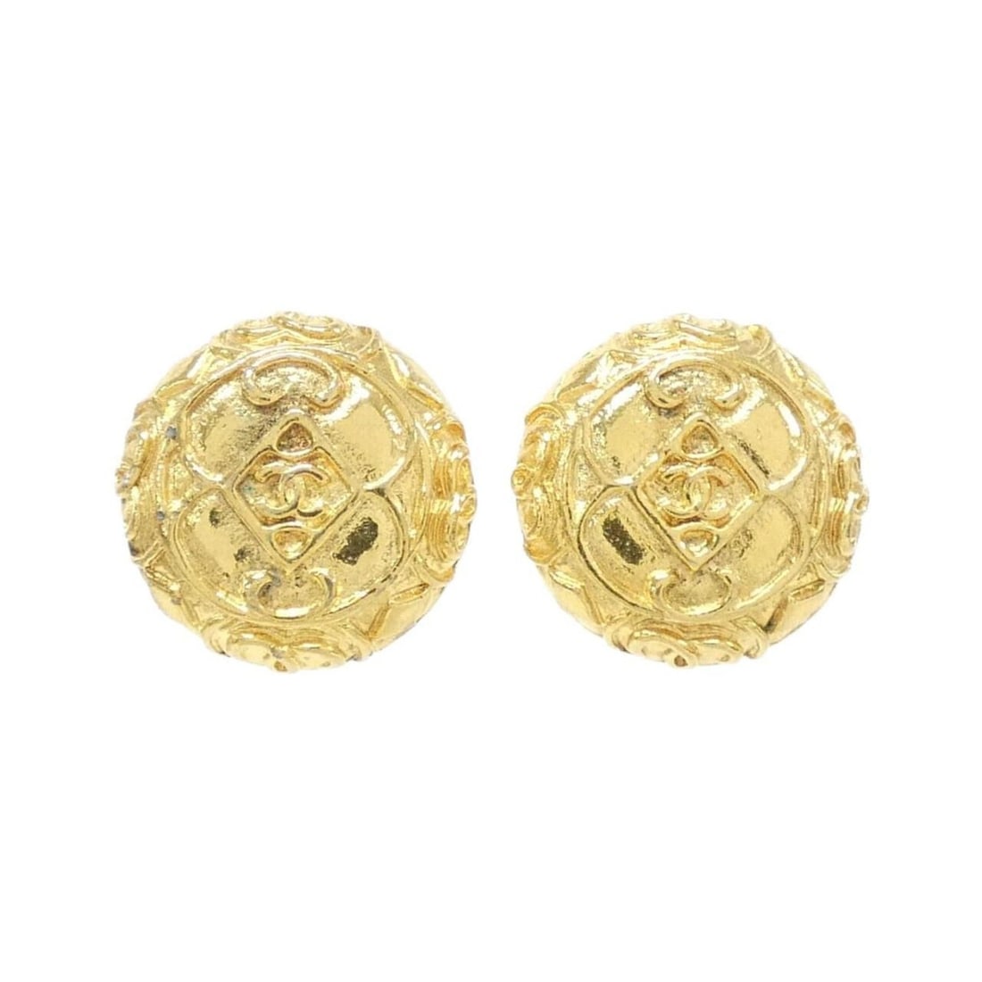 Chanel Earrings: --- Catalog ---Category: SizeSize (HxWxD): 27.00mm x 27.00mm / 1.06'' x 1.06''Category: DesignType: Clip earringsColor: GoldGender: WomenCategory: GeneralBrand: Chanel--- Item List ---Section:
