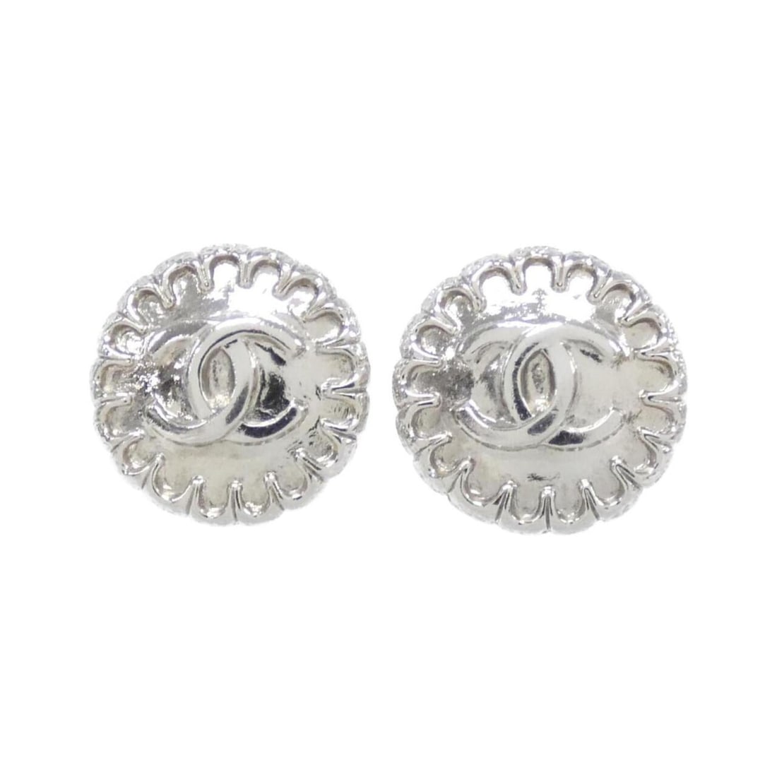 Chanel Earrings: --- Catalog ---Category: SizeSize (HxWxD): 22.00mm x 22.00mm / 0.87'' x 0.87''Category: DesignType: Clip earringsColor: SilverGender: WomenCategory: GeneralBrand: Chanel--- Item List ---Section: Condi