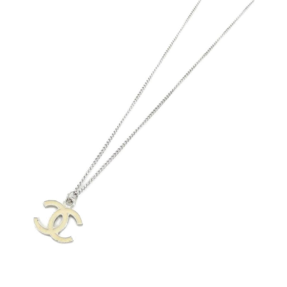 Chanel 26877 necklace: --- Catalog ---Category: SizePendant Size: 20mm x 18mm / 0.78'' x 0.7''Neck Circumference: 43 cm / 16.92''Category: DesignColor: Ivory, Silver, WhiteGender: WomenNecklace Type: NecklaceCategory: