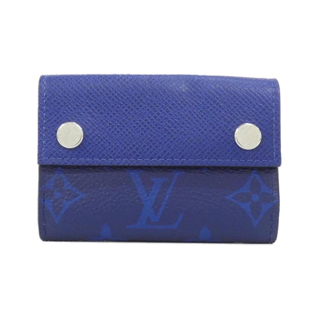 Louis Vuitton Taiga Lama Discovery Compact Wallet M67620: --- Catalog ---Category: SizeSize (HxWxD): 7cm x 10cm x 2cm / 2.75'' x 3.93'' x 0.78''Category: DesignType: Card walletColor: CobaltGender: MenMaterial: Coated canvas , Leather Leather/Fur Type: