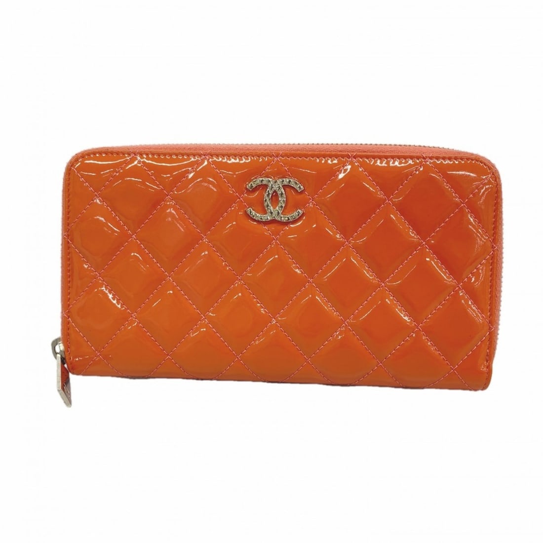Chanel Matelasse Brilliant Patent Leather Long Wallet in Coral Pink for Women: --- Catalog ---Category: SizeSize (HxWxD): 11cm x 19.5cm x 2cm / 4.33'' x 7.67'' x 0.78''Category: DesignType: Long wallet (bi-fold)Color: Coral pinkGender: WomenMaterial: Patent leather Category: Gen