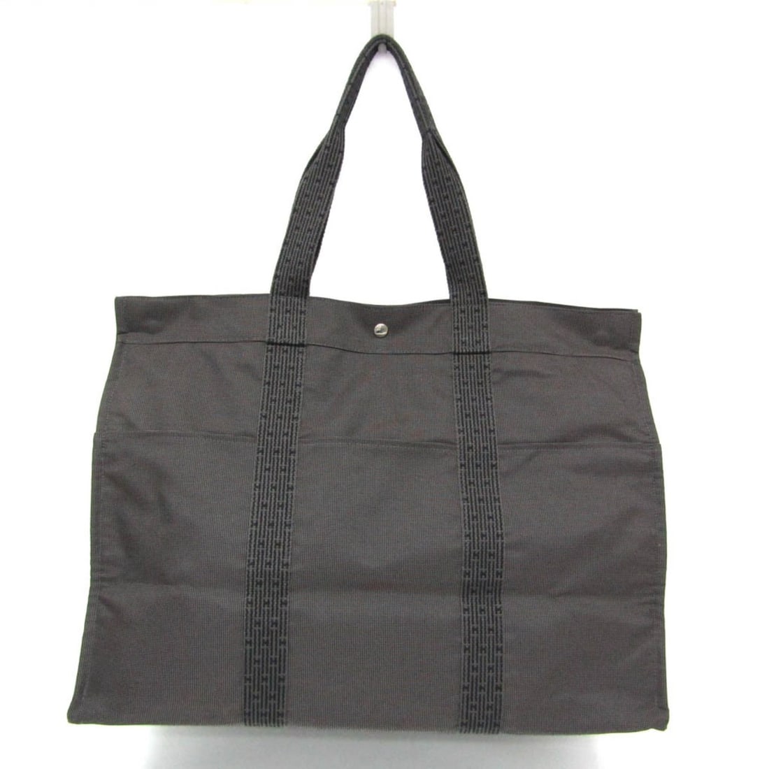 Hermes Her Line TGM Women,Men Polyamide,Polyester Tote Bag Black,Gray: --- Catalog ---Category: SizeSize (HxWxD): 43cm x 56cm x 27cm / 16.92'' x 22.04'' x 10.62''Handle Length: 56cm / 22.04''Category: DesignType: Tote bagColor: Black, GrayGender: Women,MenClosure: Snap (