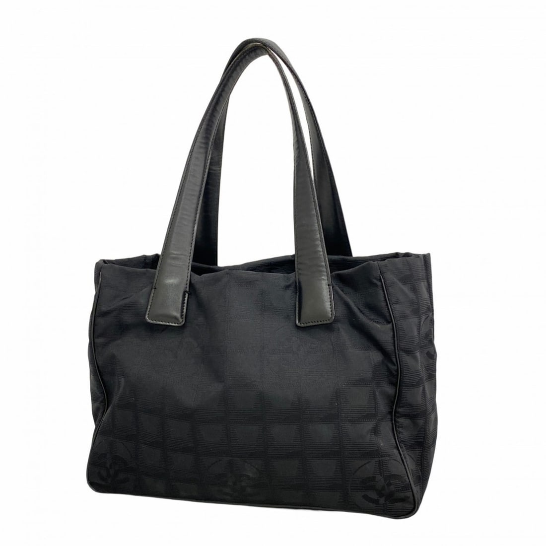 Chanel New Travel Nylon Tote Bag in Black Champagne for Women: --- Catalog ---Category: SizeSize (HxWxD): 21.5cm x 28.5cm x 12cm / 8.46'' x 11.22'' x 4.72''Category: DesignType: Tote bagColor: BlackGender: WomenMaterial: Nylon Hardware Color: Champagne