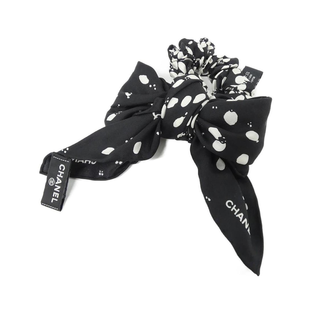 Chanel AA8095 Scrunchie: --- Catalog ---Category: SizeSize (LxW): 52cm x 2.5cm / 20.47'' x 0.98''Category: DesignType: ScrunchieColor: Black, WhiteGender: WomenMaterial: SilkCategory: GeneralMPN: AA8095Brand: Chanel--- Item