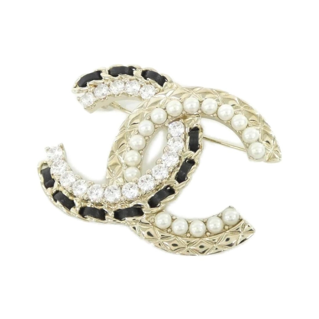 Chanel AB8609 Brooch: --- Catalog ---Category: SizeSize (HxWxD): 4.2cm x 5.5cm / 1.65'' x 2.16''Category: DesignType: BroochColor: Black, Gold, WhiteStone: Artificial pearl, CrystalGender: WomenMaterial: LeatherCategory: