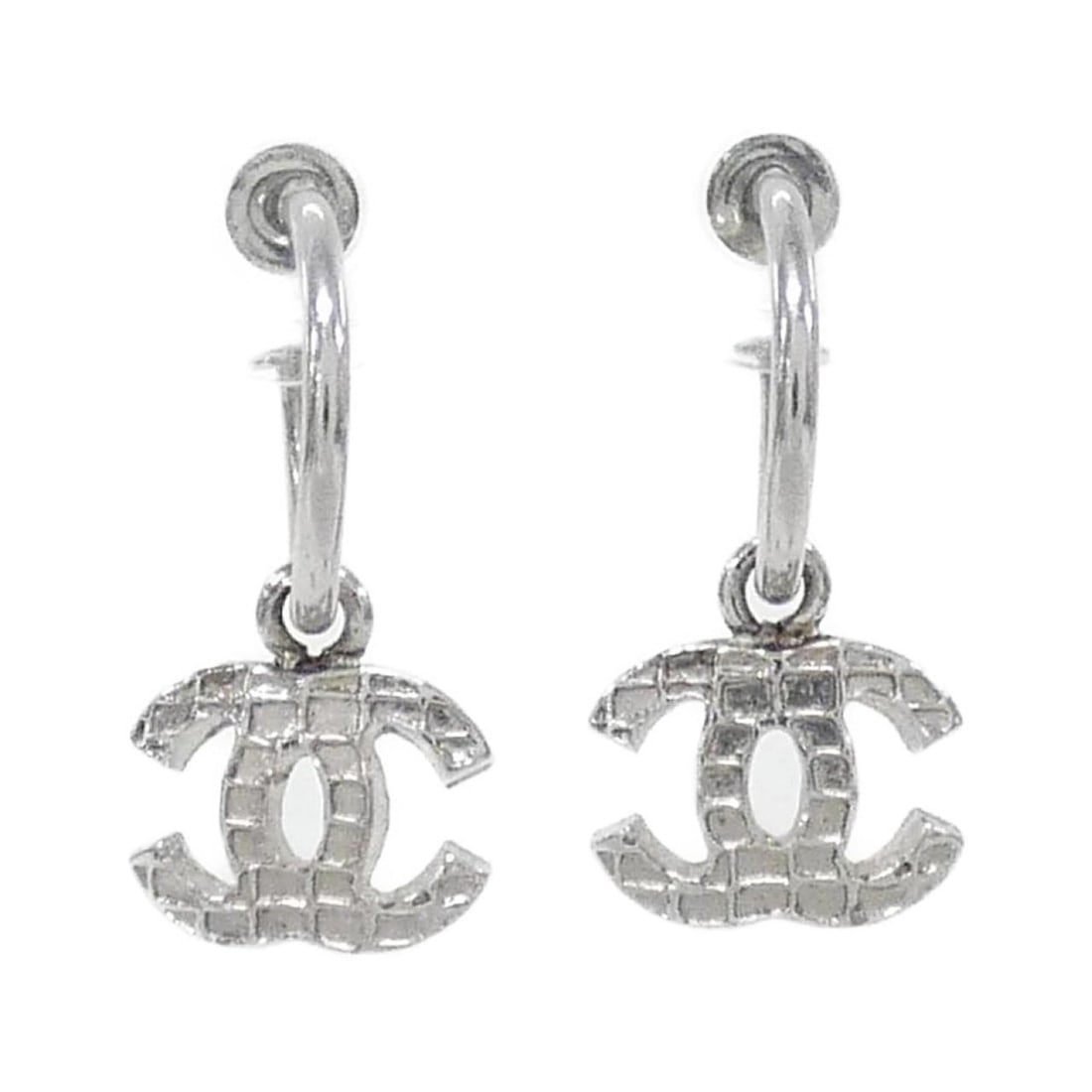 Chanel earrings: --- Catalog ---Category: SizeSize (HxWxD): 10.00mm x 25.00mm / 0.39'' x 0.98''Category: DesignType: Drop earringsColor: SilverGender: WomenCategory: GeneralBrand: Chanel--- Item List ---Section: Condi