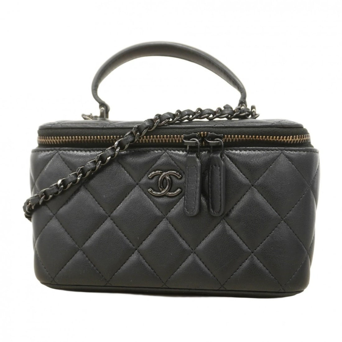 Chanel Matelasse Vanity Bag with Chain Shoulder in Black Lambskin for Women: --- Catalog ---Category: SizeSize (HxWxD): 10cm x 16cm x 8cm / 3.93'' x 6.29'' x 3.14''Category: DesignType: Vanity bagColor: BlackGender: WomenMaterial: Leather Leather/Fur Type: LambskinCategory: Ge
