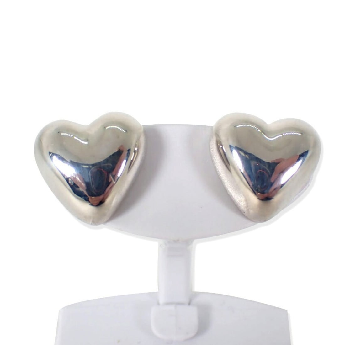 TIFFANY 925 heart earrings: --- Catalog ---Category: SizeSize (HxWxD): 12.00mm x 12.40mm / 0.47'' x 0.49''Category: DesignType: Stud earringsGender: WomenMaterial: Sterling silver 925Category: GeneralBrand: Tiffany--- Item List