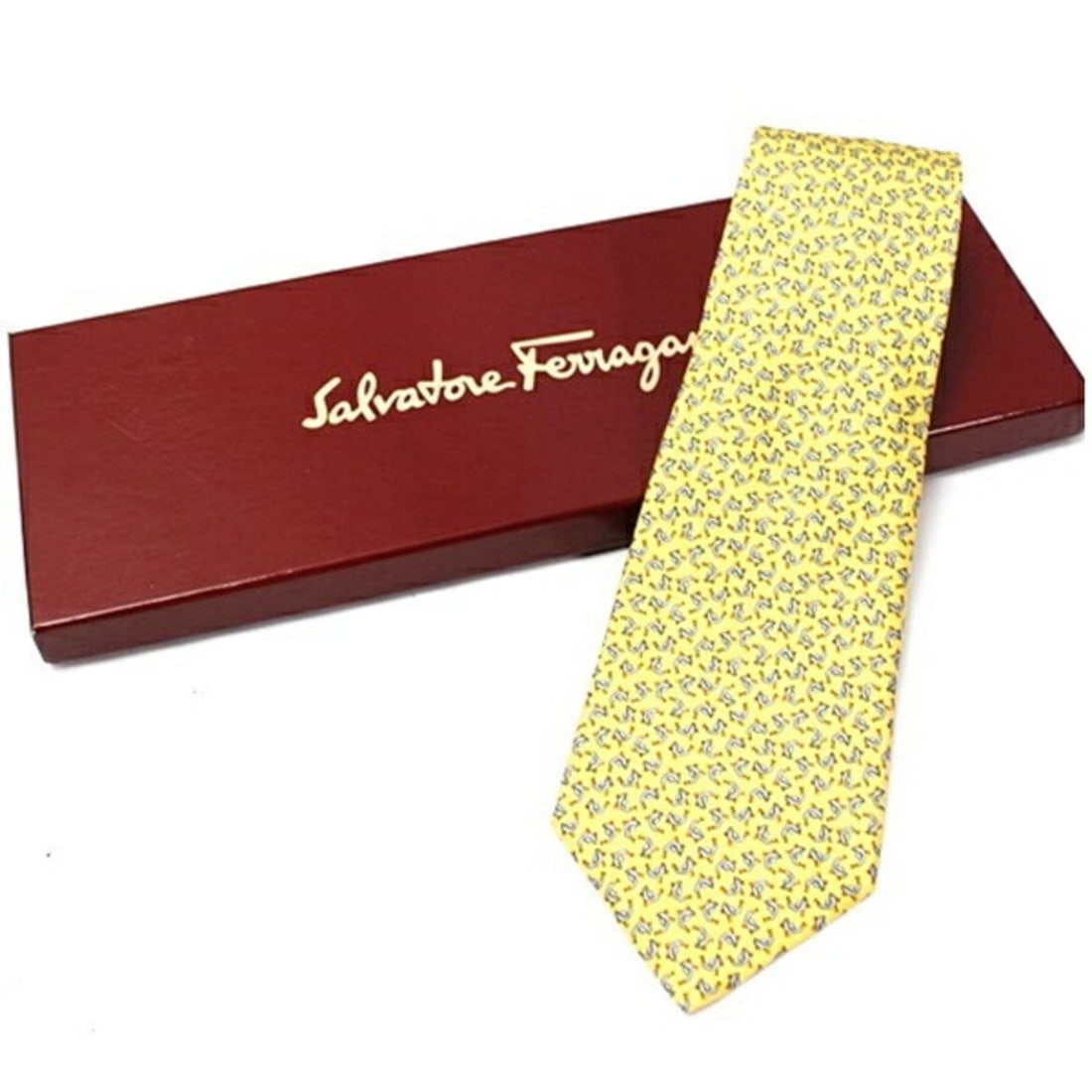 Salvatore Ferragamo silk tie, unused, for men: --- Catalog ---Category: SizeWidth: 9.5cm / 3.74''Category: DesignType: CravatColor: Gray, YellowGender: MenMaterial: Silk Category: GeneralBrand: Salvatore Ferragamo--- Item List ---Section: