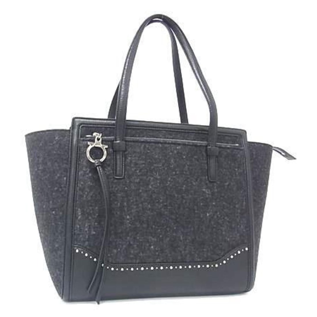 Salvatore Ferragamo Amy handbag in black felt and leather with studs for women: --- Catalog ---Category: SizeSize (HxWxD): 27.5cm x 44.5cm x 15cm / 10.82'' x 17.51'' x 5.9''Category: DesignType: Handbag, Shoulder bag, Tote bagColor: BlackGender: WomenClosure: ZipperMaterial: Felt