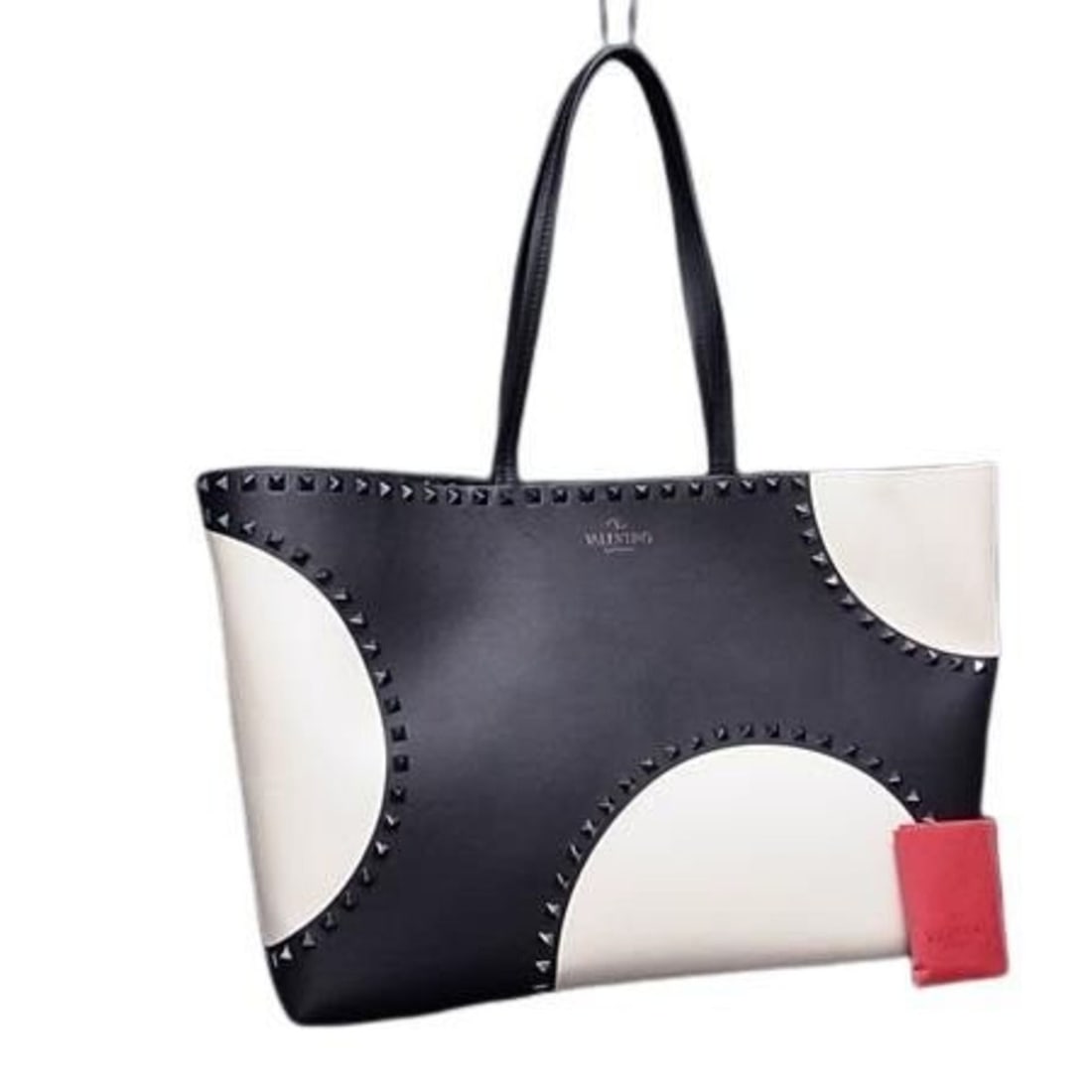 VALENTINO GARAVANI Rockstud tote bag in black and ivory leather for women: --- Catalog ---Category: SizeSize (HxWxD): 29.5cm x 37cm x 12.5cm / 11.61'' x 14.56'' x 4.92''Category: DesignType: Handbag, Shoulder bag, Tote bagColor: Black, IvoryGender: Men,WomenMaterial: Leather