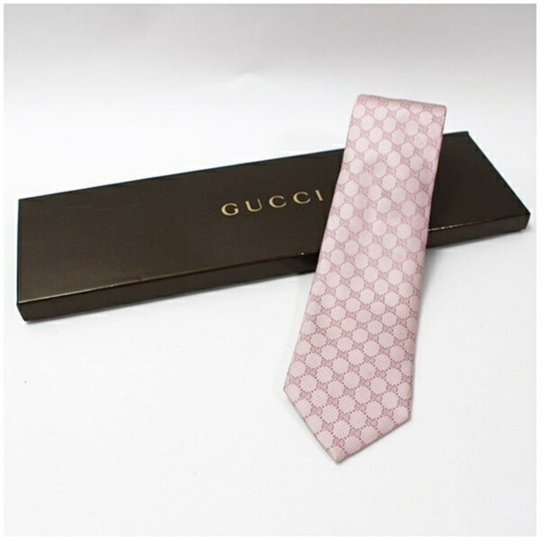 Gucci Silk Tie GG Pattern 221582 GUCCI Men's: --- Catalog ---Category: SizeWidth: 8cm / 3.14''Category: DesignType: CravatColor: PinkGender: MenMaterial: Silk Category: GeneralBrand: Gucci--- Item List ---Section: ConditionRanking: Rank A Used -