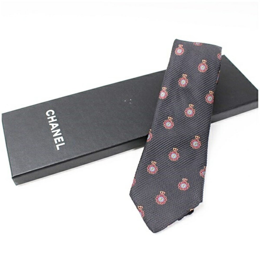 CHANEL silk tie for men: --- Catalog ---Category: SizeWidth: 9cm / 3.54''Category: DesignType: CravatColor: Gray, Red colorGender: MenMaterial: Silk Category: GeneralBrand: Chanel--- Item List ---Section: ConditionRanking: Ra