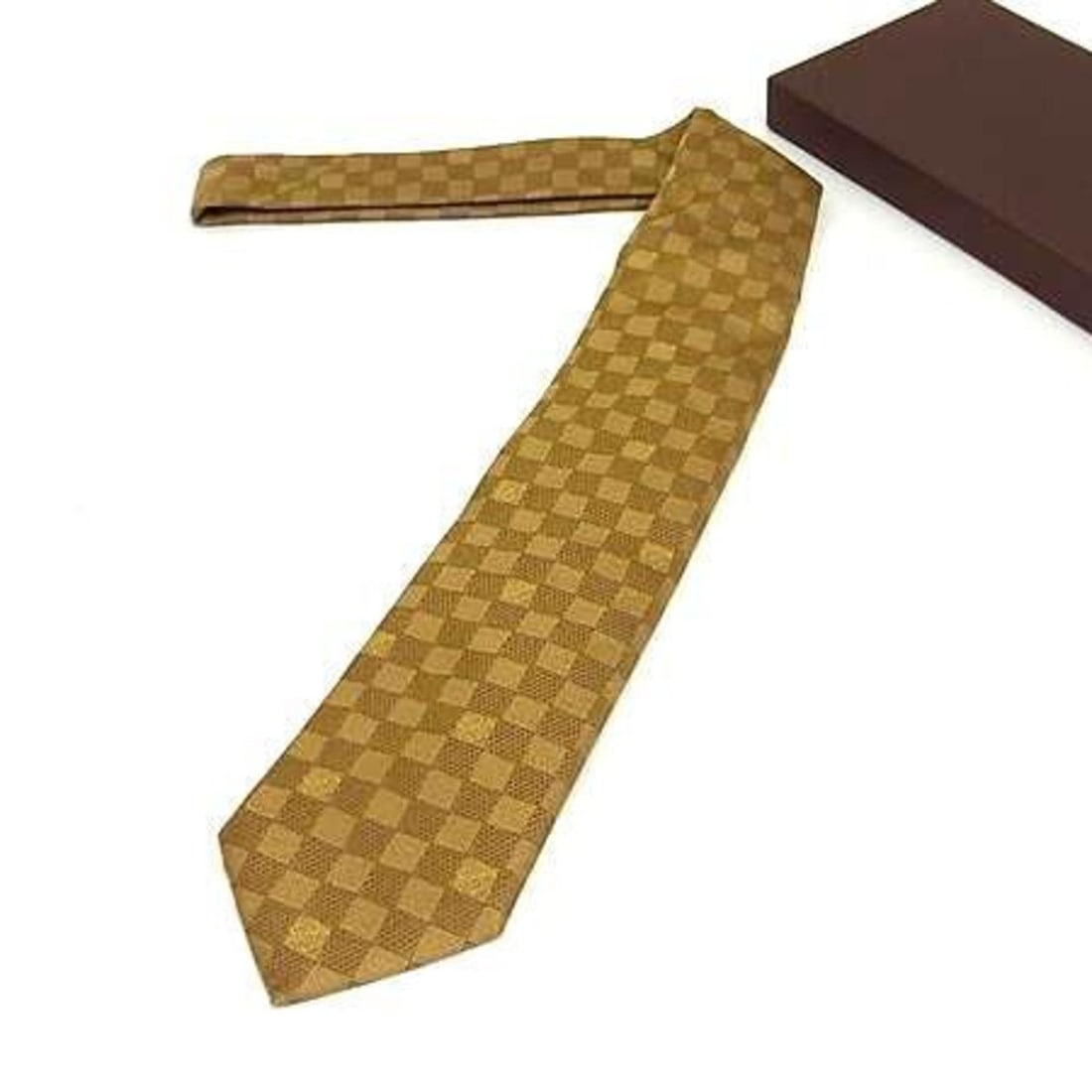LOUIS VUITTON Damier Yellow Silk Tie for Men: --- Catalog ---Category: SizeWidth: 9.5cm / 3.74''Total Length: 148cm / 58.26''Category: DesignType: CravatColor: YellowGender: MenMaterial: Silk 100%Category: GeneralBrand: Louis VuittonCountry of