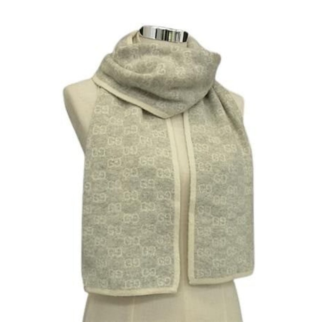 GUCCI GG pattern scarf/stole in ivory and light gray for men women: --- Catalog ---Category: SizeSize (LxW): 1.87m x 22.5cm / 73.85'' x 8.85''Category: DesignType: StoleColor: Ivory, Light grayGender: Men,Women,UnisexCategory: GeneralBrand: GucciCountry of Origin: