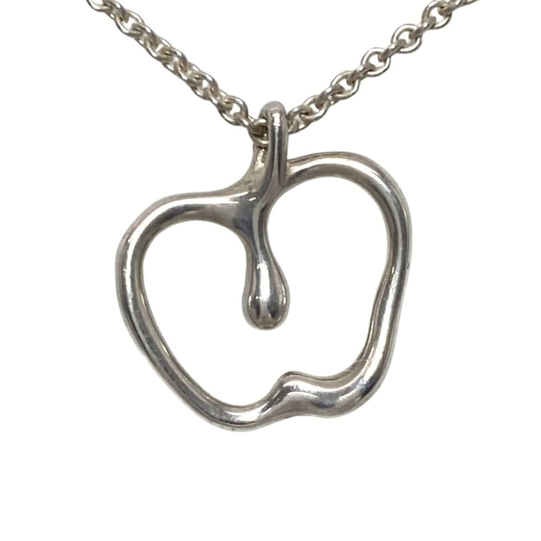Tiffany & Co. Apple Small Necklace, Sterling Silver, 3.9g, SV925, Elsa Peretti, Women's: --- Catalog ---Category: SizePendant Size: 17.3mm x 16.5mm / 0.68'' x 0.64''Neck Circumference: 41.5 cm / 16.33''Category: DesignGender: WomenMaterial: Sterling silverNecklace Type: NecklaceCategory: