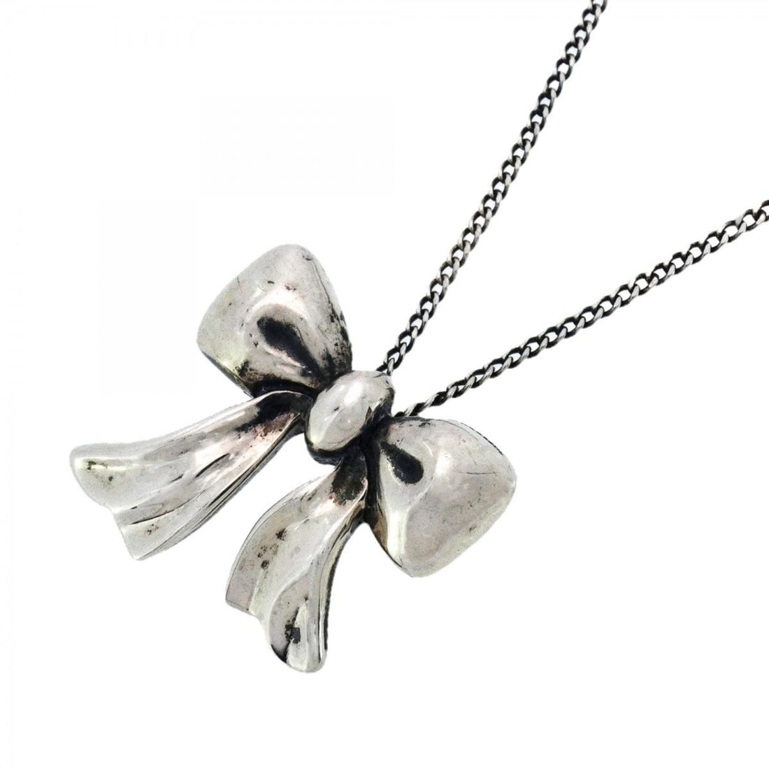 Tiffany ribbon necklace in silver 925 for women: --- Catalog ---Category: SizePendant Size: 14.6mm x 15.7mm / 0.57'' x 0.61''Neck Circumference: 47 cm / 18.5''Category: DesignGender: WomenMaterial: Silver 925Necklace Type: NecklaceCategory: GeneralB