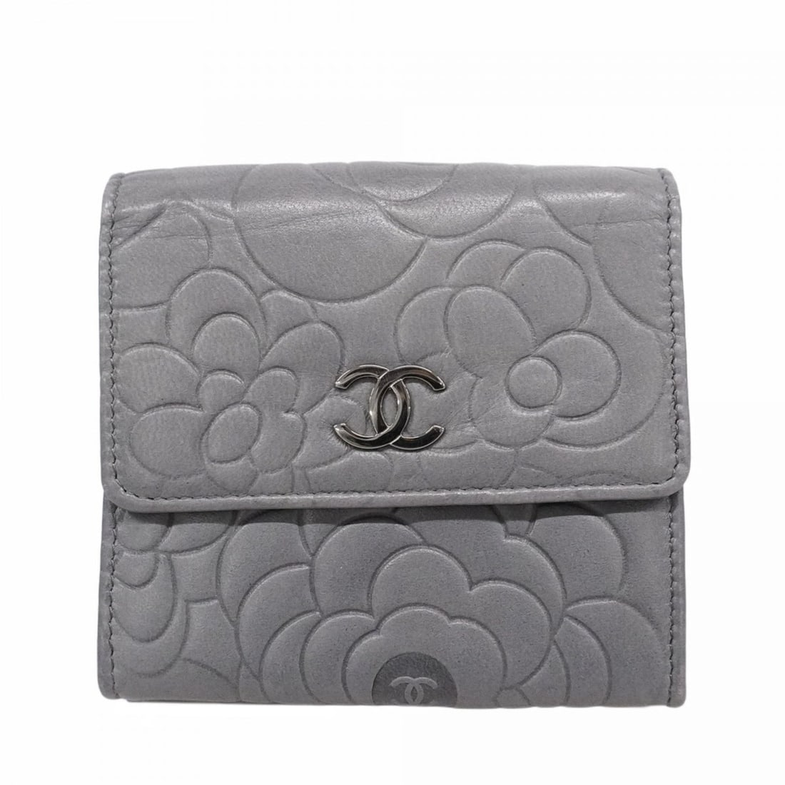Chanel Camellia Tri-fold Wallet in Lambskin Gray for Women: --- Catalog ---Category: SizeSize (HxWxD): 10cm x 10cm x 3.5cm / 3.93'' x 3.93'' x 1.37''Category: DesignType: Wallet (tri-fold)Color: GrayGender: WomenMaterial: Leather Leather/Fur Type: LambskinCate