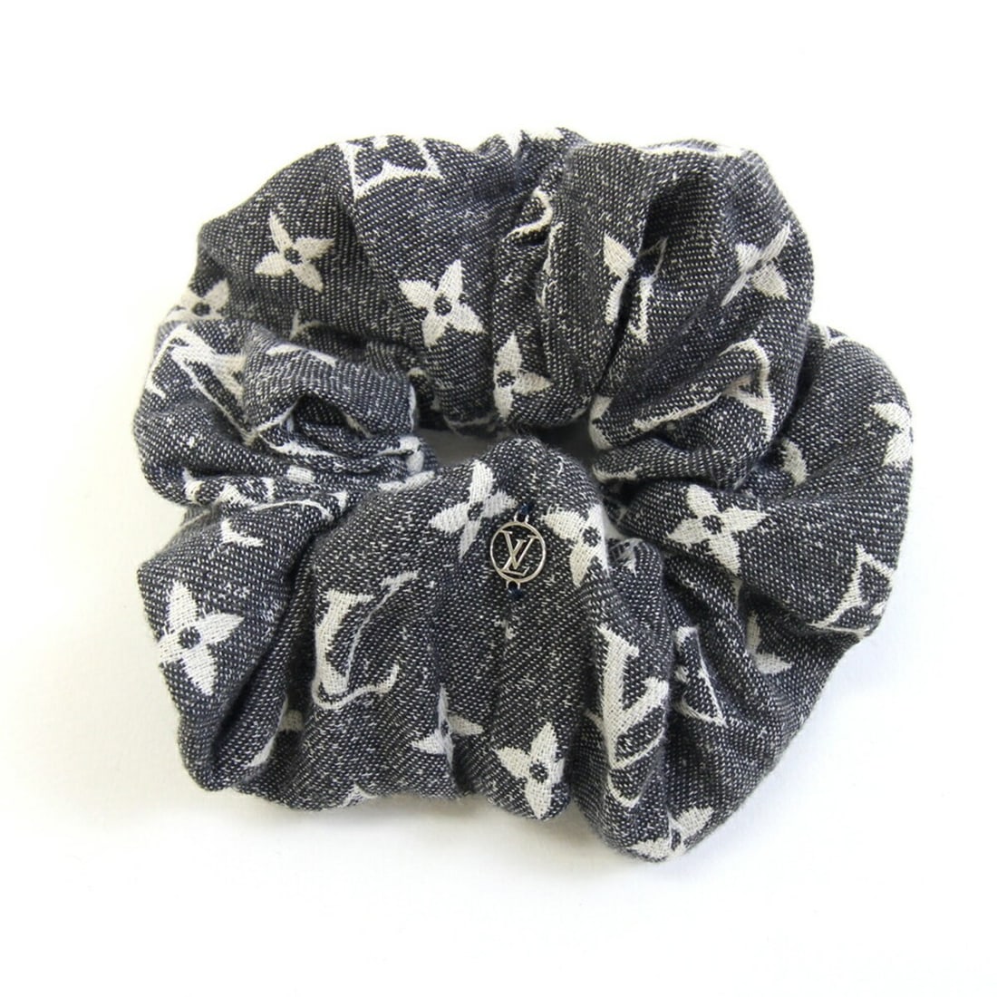 Louis Vuitton Scrunchie Monogram Jacquard Denim M78226 Gray 100% Cotton Hair Clip LV Women's LOUIS: --- Catalog ---Category: SizeSize (LxW): 14cm x 13cm / 5.51'' x 5.11''Charm Size (LxW): 6cm / 2.36''Category: DesignType: ScrunchieColor: GrayGender: WomenMaterial: CottonCategory: GeneralLine: Monogr