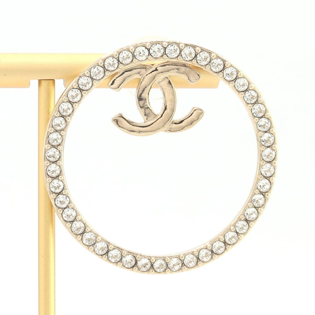 Chanel Single Earring AB9086 Champagne Gold Metal Rhinestone B22 2022 Model Year Coco Mark Women's: --- Catalog ---Category: DesignType: Stud earringsColor: Champagne goldGender: WomenMaterial: Metal, RhinestoneSingle earring: YesCategory: GeneralBrand: Chanel--- Item List ---Section: ConditionRanki
