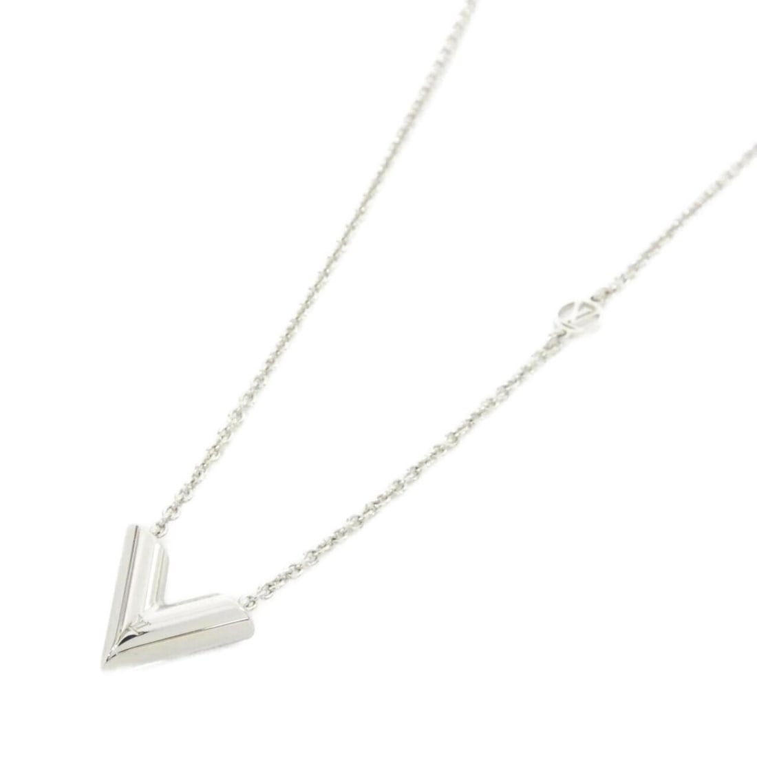 Louis Vuitton Essential V Necklace M63197: --- Catalog ---Category: SizePendant Size: 15mm x 16mm / 0.59'' x 0.62''Neck Circumference: 39 cm - 45 cm / 15.35'' - 17.71''Category: DesignColor: SilverGender: WomenNecklace Type: NecklaceCategory: