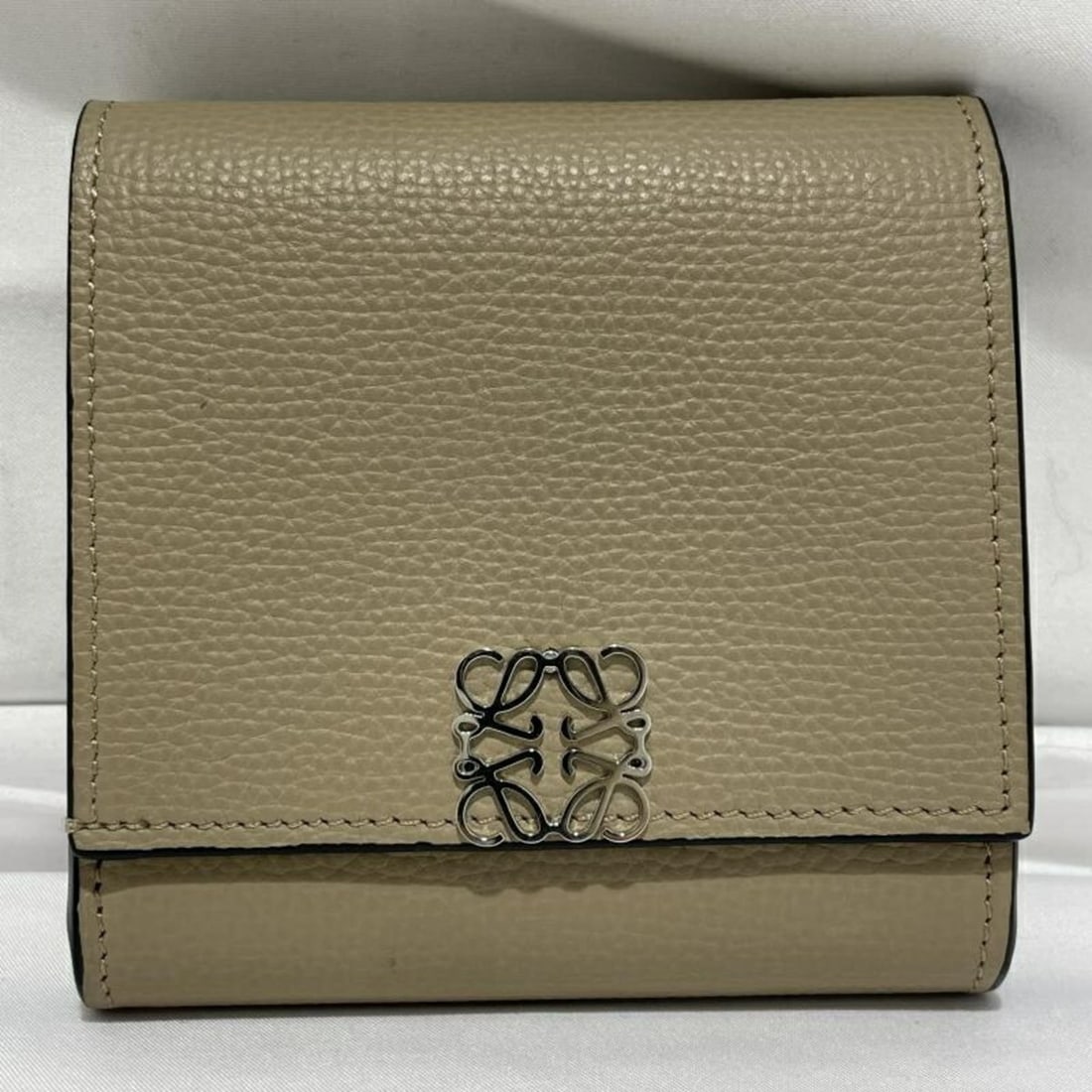 LOEWE Anagram Compact Flap Wallet, Beige, 262317: --- Catalog ---Category: SizeSize (HxWxD): 10cm x 10cm x 3cm / 3.93'' x 3.93'' x 1.18''Category: DesignType: Wallet (tri-fold)Color: BeigeGender: WomenCategory: GeneralBrand: Loewe--- Item List ---Sec