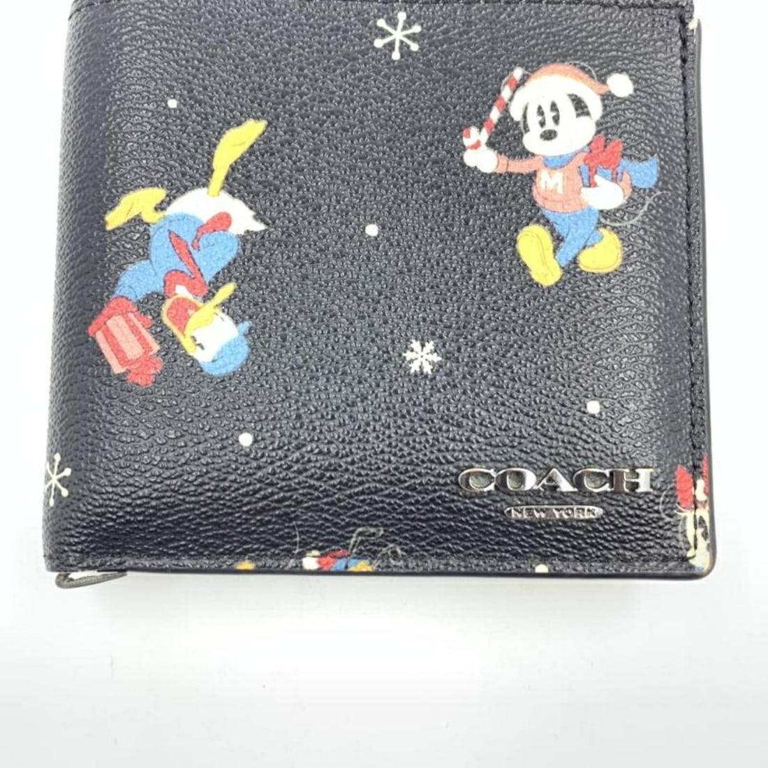 COACH x Disney CM236 Holiday Print Compact Wallet, Black, R-D, Coach: --- Catalog ---Category: SizeSize (HxWxD): 9.5cm x 10.5cm x 2.5cm / 3.74'' x 4.13'' x 0.98''Category: DesignType: Wallet (bi-fold)Color: BlackGender: Women,MenCategory: GeneralBrand: Coach--- Item