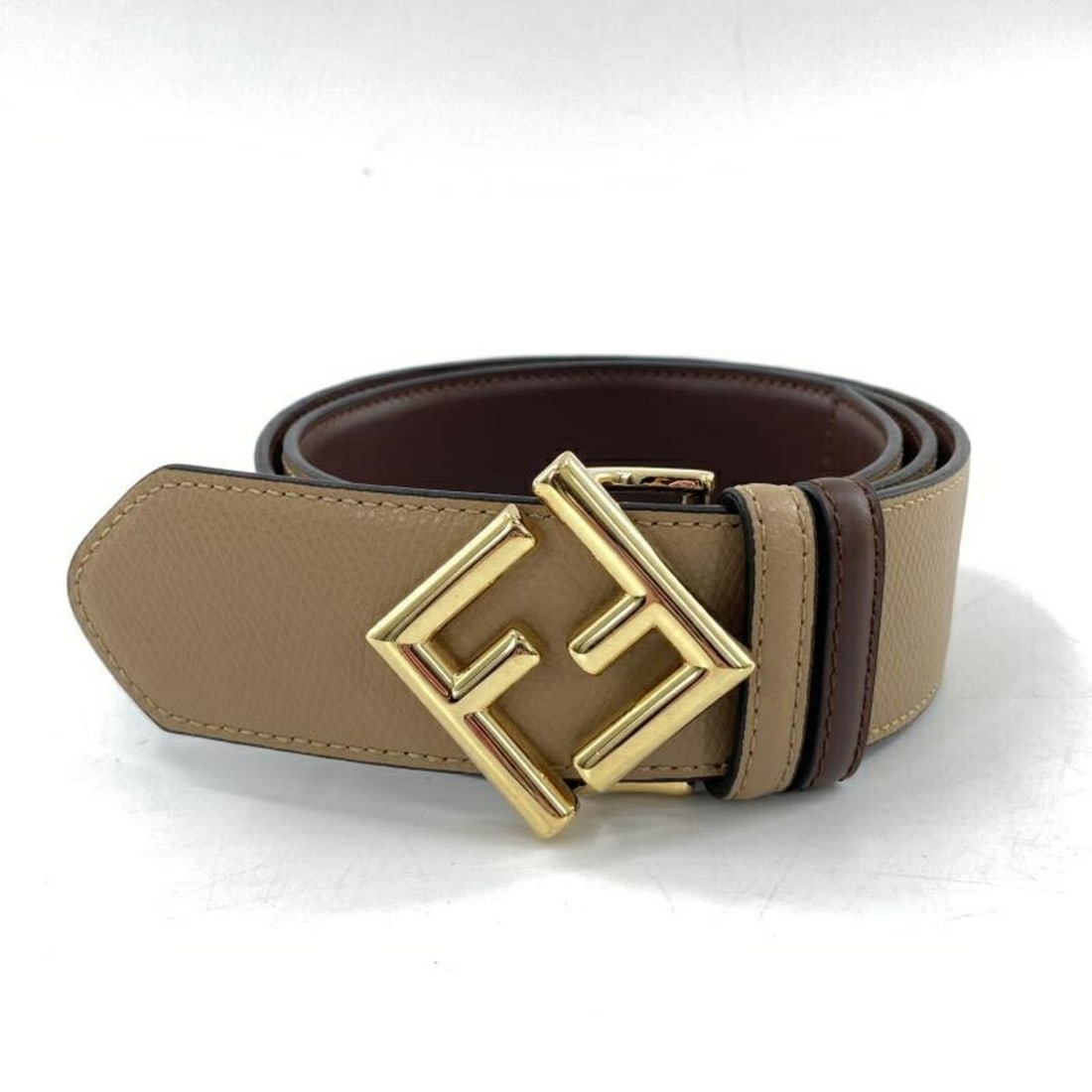 FENDI FF Diamond Reversible Belt 8C0736 Brown Calf Leather Fendi: --- Catalog ---Category: SizeWidth: 4cm / 1.57''Length: 63cm - 75cm / 24.8'' - 29.52''Category: DesignType: Standard beltColor: BrownGender: MenLeather/Fur Type: CalfskinMaterial (Strap): Leather Cate