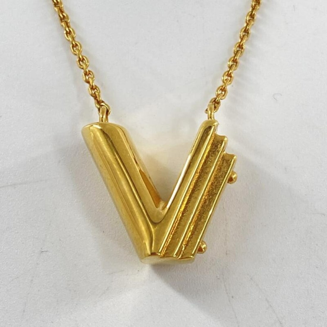 LOUIS VUITTON LV&ME V Necklace M61077 Gold Color Louis Vuitton GP: --- Catalog ---Category: SizePendant Size: 1.5mm x 2mm / 0.05'' x 0.07''Neck Circumference: 61.5 cm / 24.21''Category: DesignColor: GoldGender: Men,WomenMaterial: Gold platingNecklace Type: NecklaceCa