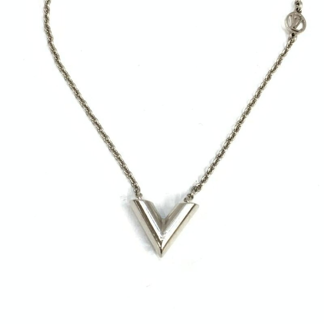 LOUIS VUITTON Essential V Silver Necklace by Louis Vuitton: --- Catalog ---Category: SizePendant Size: 2.5mm x 1.5mm / 0.09'' x 0.05''Neck Circumference: 27 cm / 10.62''Category: DesignColor: SilverGender: Men,WomenNecklace Type: NecklaceCategory: GeneralBrand