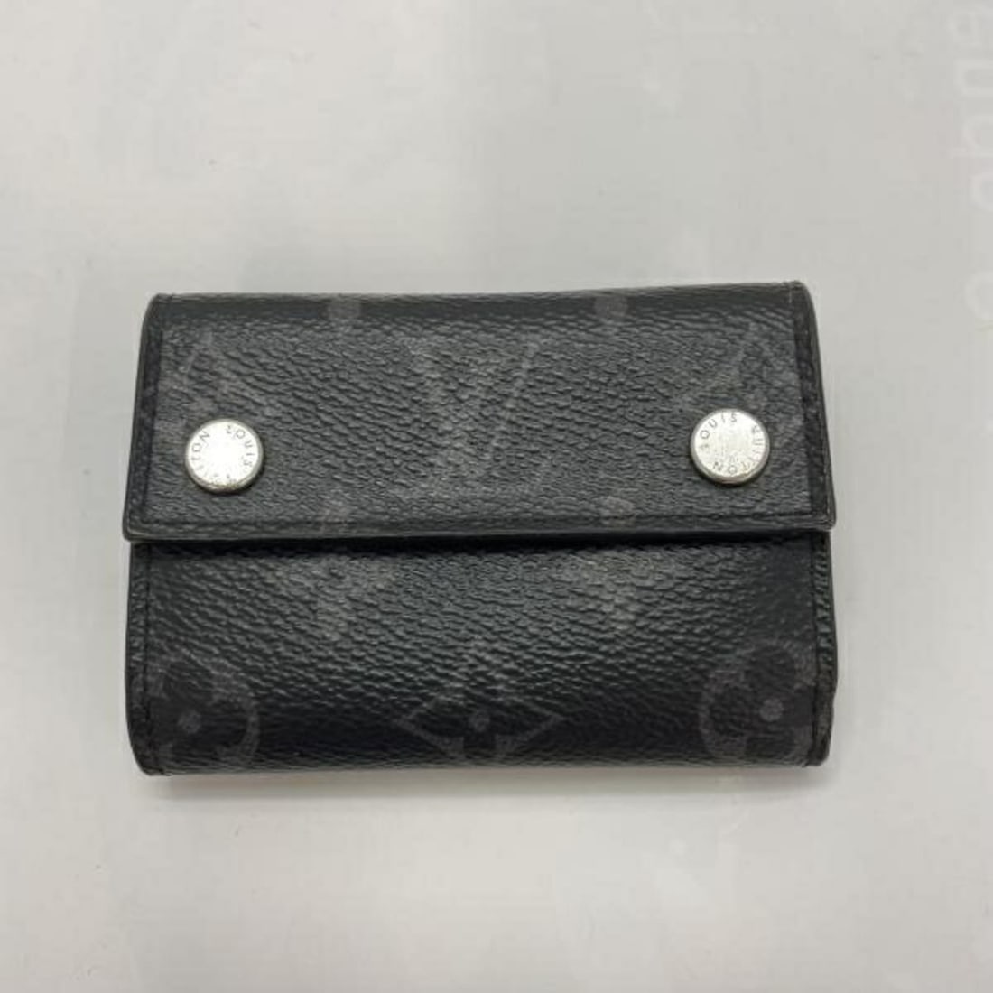 LOUIS VUITTON Monogram Eclipse Discovery Compact Wallet M67630 Louis Vuitton: --- Catalog ---Category: SizeSize (HxWxD): 7cm x 9.5cm / 2.75'' x 3.74''Category: DesignType: Wallet (tri-fold)Color: BlackGender: Women,MenMaterial: Monogram Category: GeneralBrand: Louis VuittonCoun