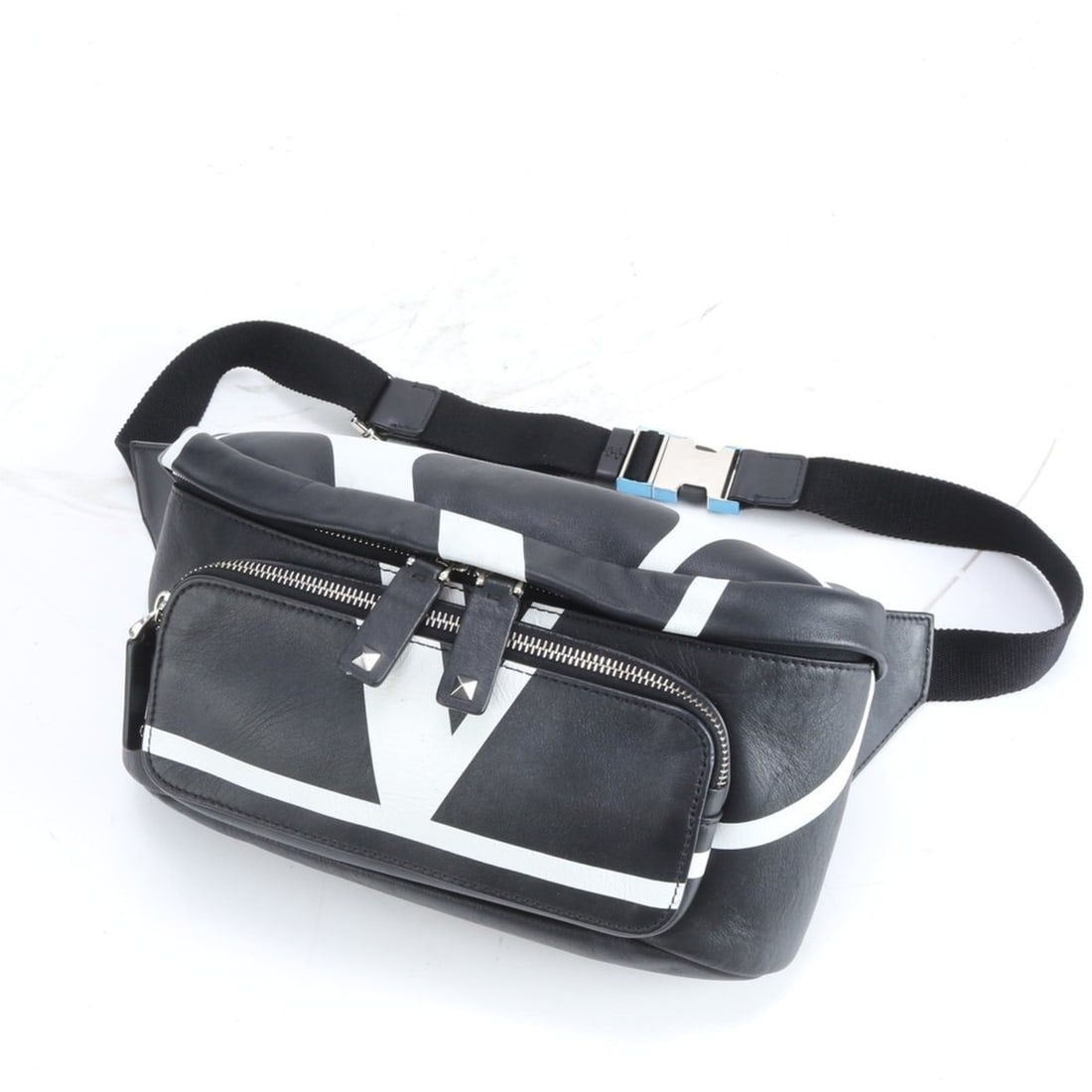 Valentino Garavani Leather Body Bag/Waist Pouch/Shoulder Bag in Black for Men: --- Catalog ---Category: SizeStrap Drop: 75cm / 29.52''Size (HxWxD): 18cm x 28cm x 8cm / 7.08'' x 11.02'' x 3.14''Strap Length: 75cm / 29.52''Handle Length: 55cm / 21.65''Category: DesignType: Pouch,