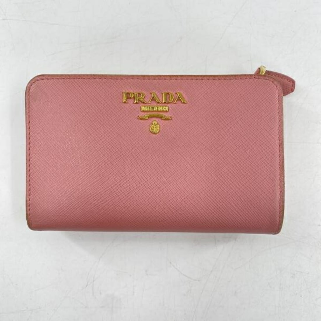PRADA Bifold Wallet 1ML018 Saffiano Pink Prada: --- Catalog ---Category: SizeSize (HxWxD): 9cm x 14cm x 3cm / 3.54'' x 5.51'' x 1.18''Category: DesignType: Wallet (bi-fold)Color: PinkGender: WomenMaterial: Saffiano triangle Category: GeneralBrand:
