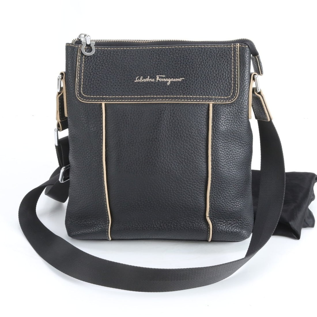 Salvatore Ferragamo Gancini Leather Messenger Shoulder Bag in Black for Men: --- Catalog ---Category: SizeSize (HxWxD): 28cm x 25cm x 5cm / 11.02'' x 9.84'' x 1.96''Strap Length: 140cm / 55.11''Category: DesignType: Shoulder bagColor: BlackGender: MenMaterial: Leather