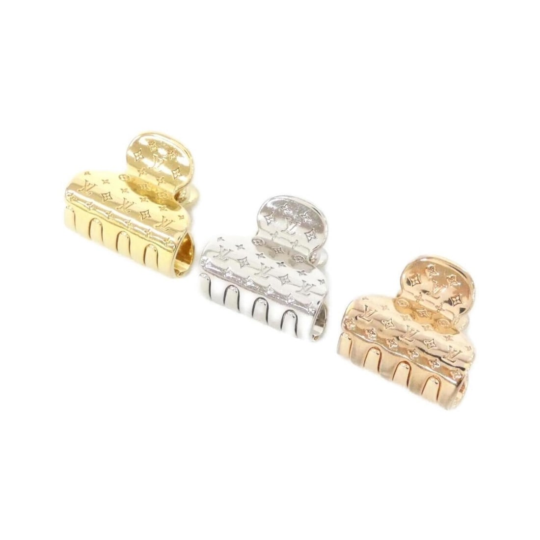 Louis Vuitton Accessoires Chevre Nanogram PM M68940 Hair Accessory: --- Catalog ---Category: SizeSize (LxW): 1.5cm x 1.7cm / 0.59'' x 0.66''Category: DesignType: Hair clipColor: Gold, Pink gold, SilverGender: WomenCategory: GeneralMPN: M68940Brand: Louis Vuitton---