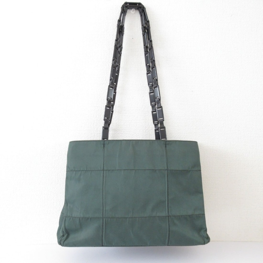 PRADA Quilted Plastic Chain Shoulder Bag Green Women's: --- Catalog ---Category: SizeSize (HxWxD): 22cm x 33cm x 9cm / 8.66'' x 12.99'' x 3.54''Category: DesignType: Shoulder bagColor: GreenGender: WomenMaterial: Quilting Category: GeneralBrand: Prada---