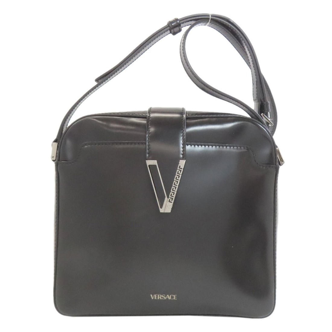 Versace logo shoulder bag leather women's VERSACE: --- Catalog ---Category: SizeSize (HxWxD): 21.5cm x 22cm x 5cm / 8.46'' x 8.66'' x 1.96''Category: DesignType: Shoulder bagColor: BlackGender: WomenMaterial: Leather Category: GeneralBrand: Versace---