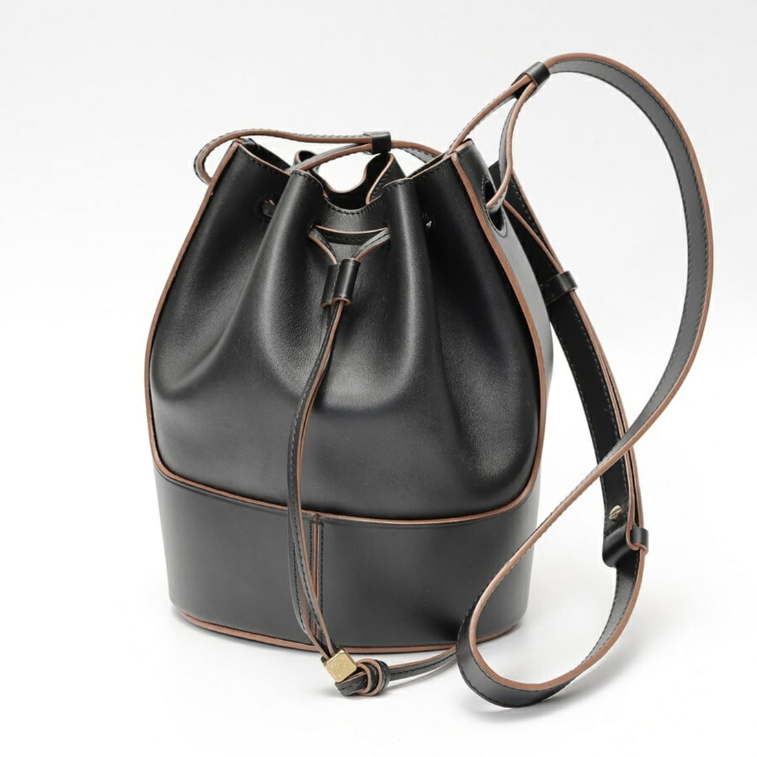 LOEWE Balloon Bag Small Shoulder A686C31X01 326.75AC31 Leather Black: --- Catalog ---Category: SizeSize (HxWxD): 24cm x 18cm x 13cm / 9.44'' x 7.08'' x 5.11''Category: DesignType: Shoulder bagColor: BlackGender: Women,MenMaterial: Leather Category: GeneralMPN: 326.75AC3