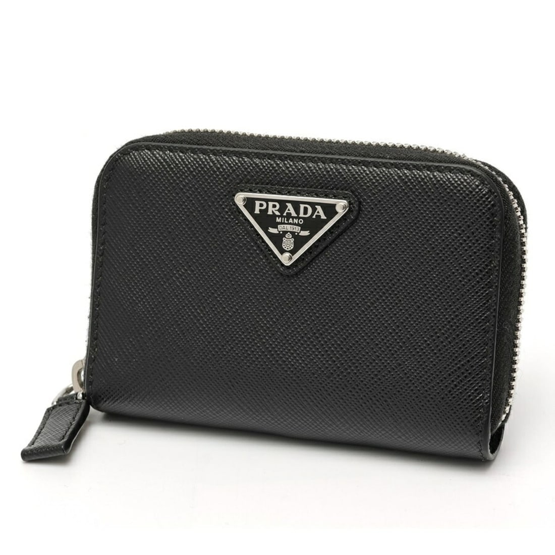 PRADA Saffiano Triangle Coin Case Zip Purse 2MM003 Leather Black (Nero) E-160166: --- Catalog ---Category: SizeSize (HxWxD): 7cm x 11cm x 1cm / 2.75'' x 4.33'' x 0.39''Category: DesignType: Coin purse/coin caseColor: BlackGender: WomenMaterial: Leather Leather/Fur Type: Saffiano le