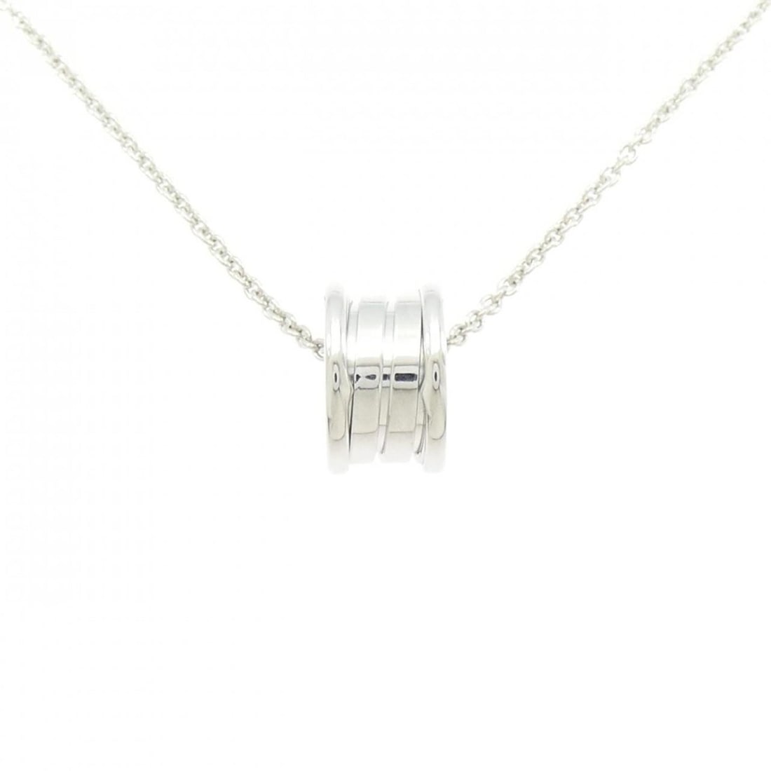 Bvlgari B.zero1 necklace: --- Catalog ---Category: SizePendant Size: 14.7mm x 8.9mm / 0.57'' x 0.35''Neck Circumference: 41 cm / 16.14''Category: DesignGender: WomenMaterial: White gold (18K)Pendant Type: PendantNecklace